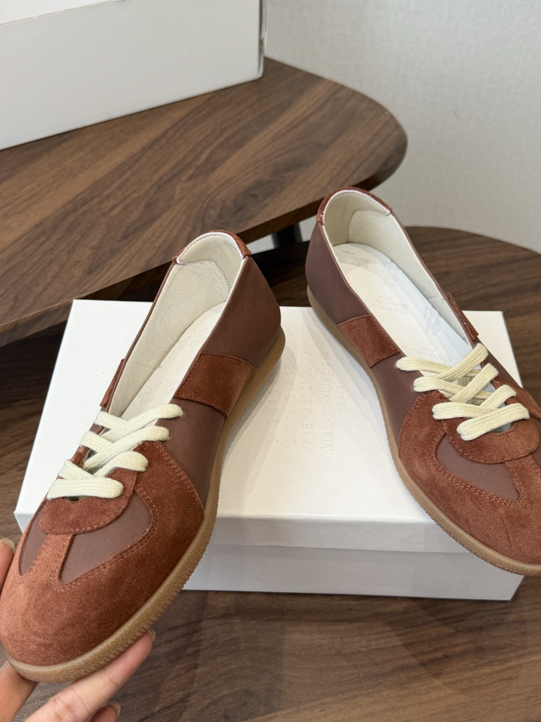 Maison Margiela26ss夏季新款芭蕾德训鞋这款芭蕾风德训鞋，以品牌标志性的柔美元素为基底，