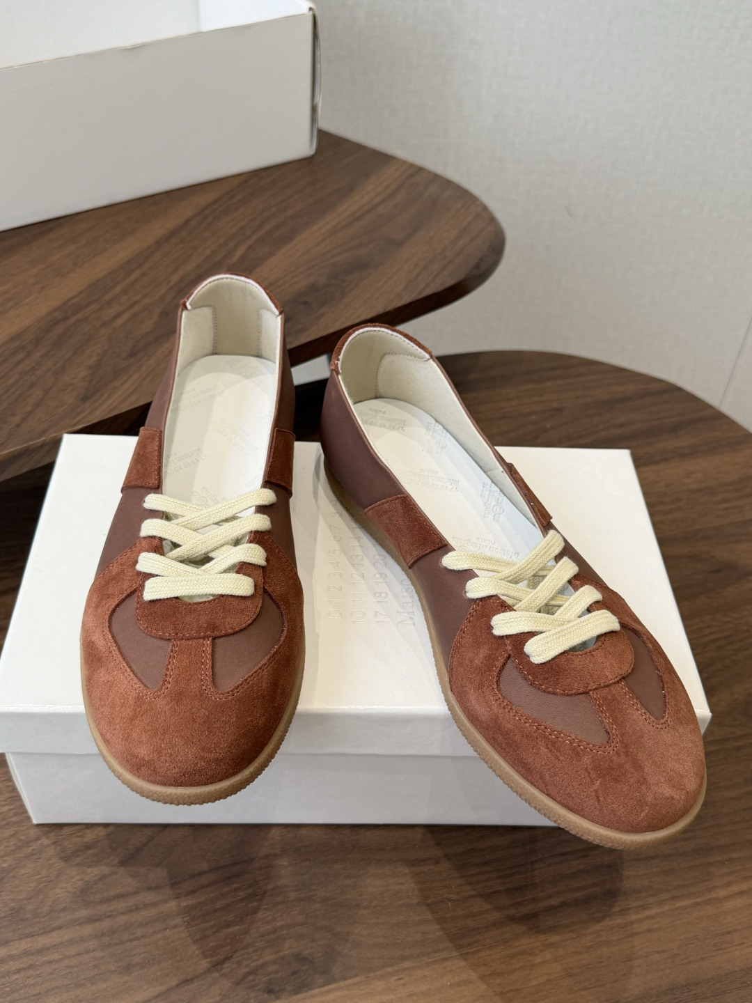 Maison Margiela26ss夏季新款芭蕾德训鞋这款芭蕾风德训鞋，以品牌标志性的柔美元素为基底，