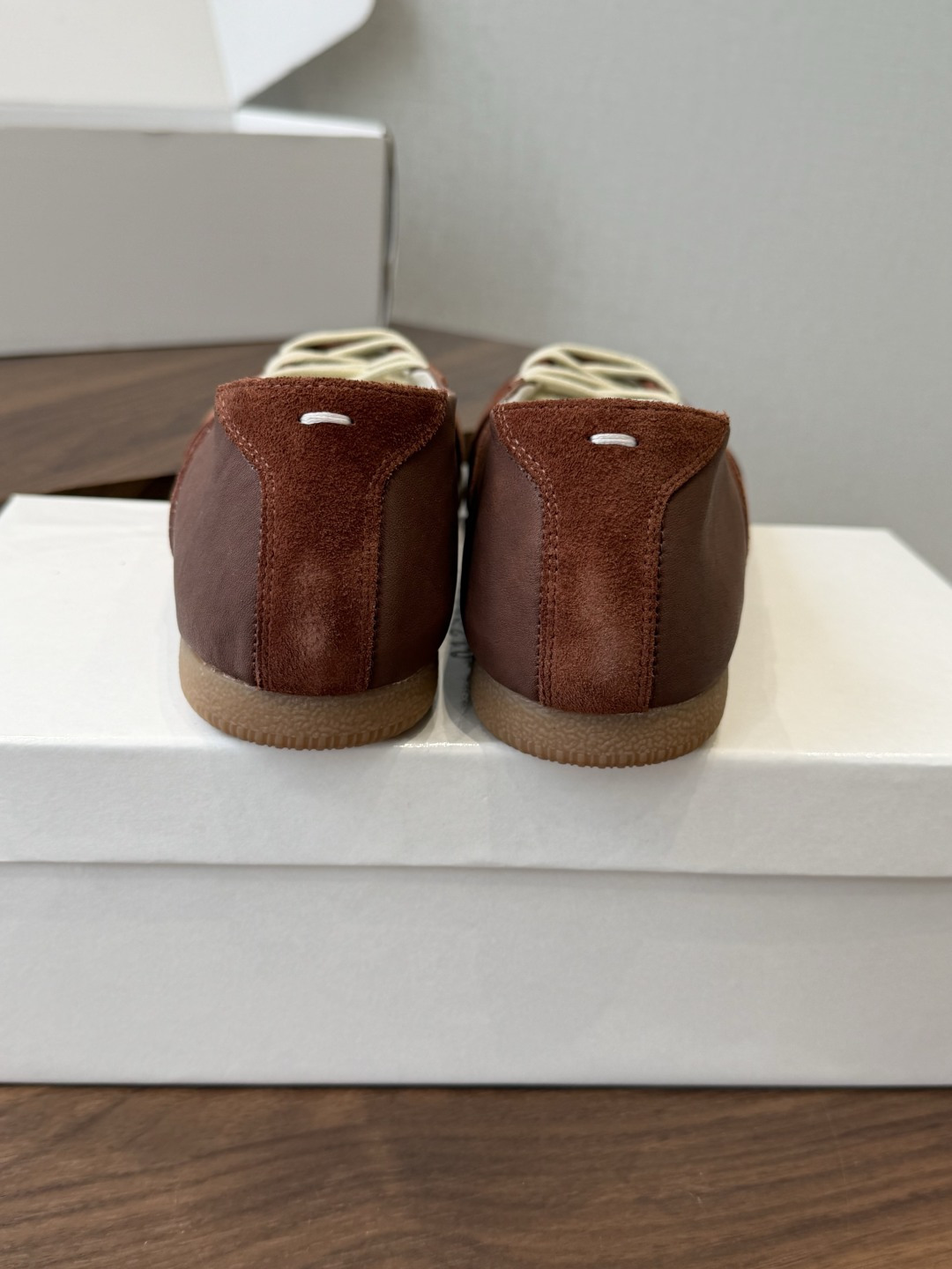 Maison Margiela26ss夏季新款芭蕾德训鞋这款芭蕾风德训鞋，以品牌标志性的柔美元素为基底，