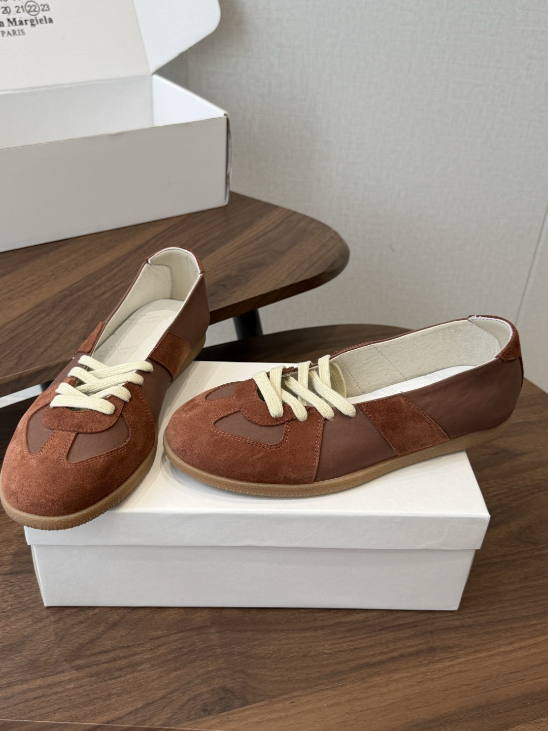 Maison Margiela26ss夏季新款芭蕾德训鞋这款芭蕾风德训鞋，以品牌标志性的柔美元素为基底，