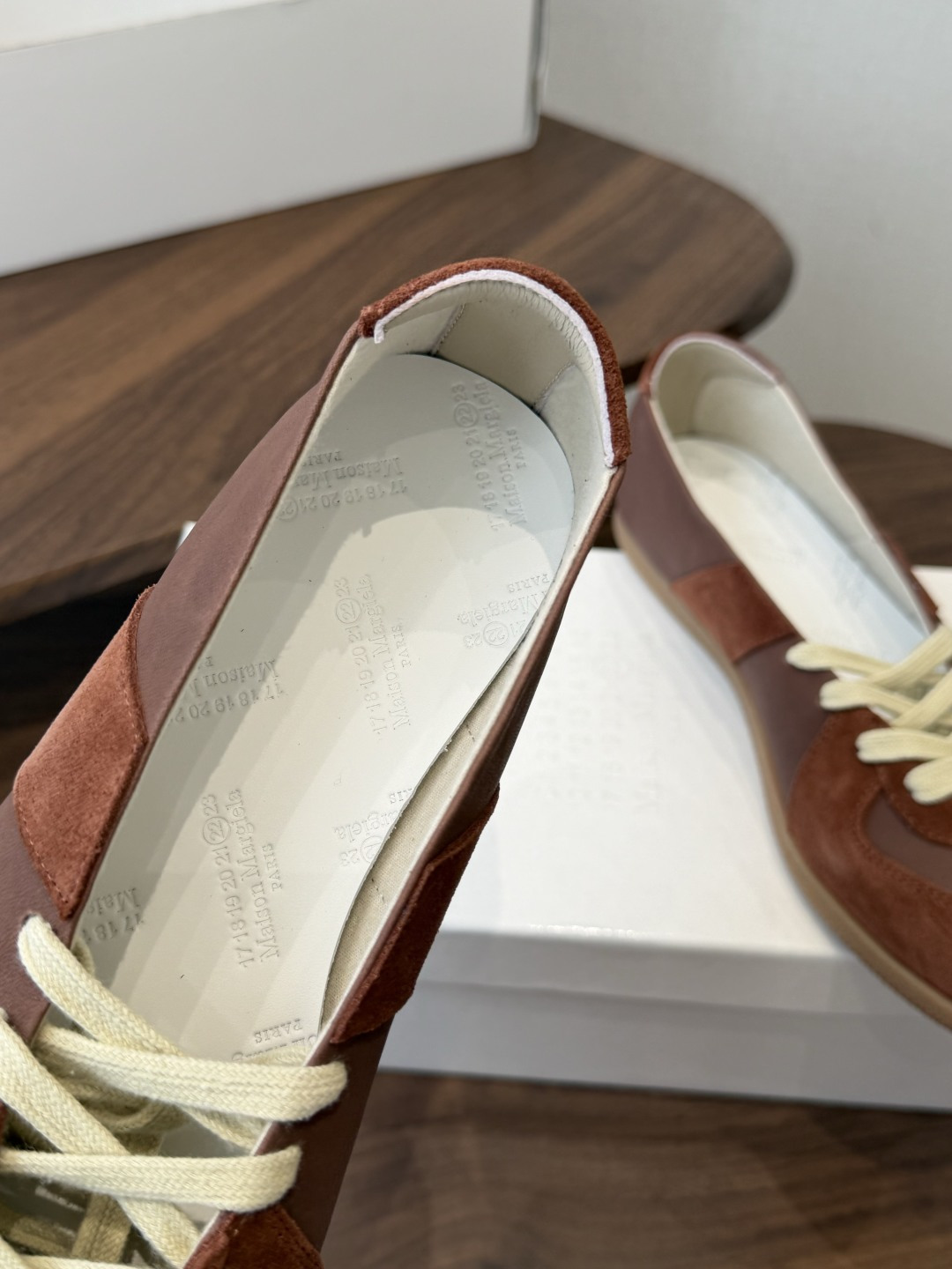 Maison Margiela26ss夏季新款芭蕾德训鞋这款芭蕾风德训鞋，以品牌标志性的柔美元素为基底，