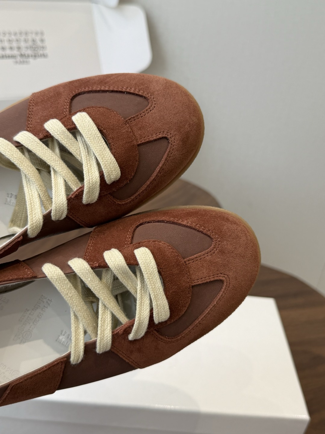 Maison Margiela26ss夏季新款芭蕾德训鞋这款芭蕾风德训鞋，以品牌标志性的柔美元素为基底，
