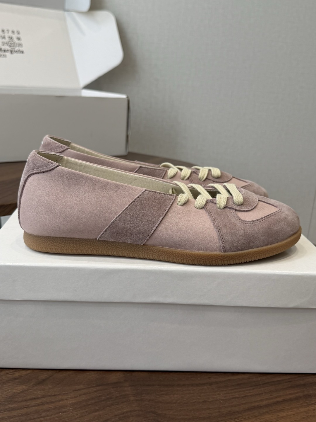 Maison Margiela26ss夏季新款芭蕾德训鞋这款芭蕾风德训鞋，以品牌标志性的柔美元素为基底，
