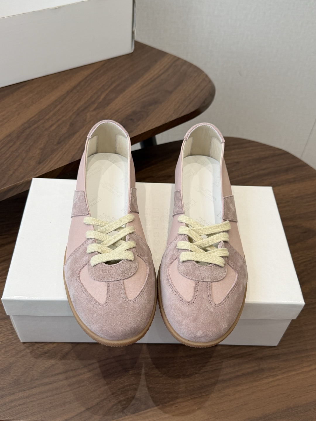 Maison Margiela26ss夏季新款芭蕾德训鞋这款芭蕾风德训鞋，以品牌标志性的柔美元素为基底，