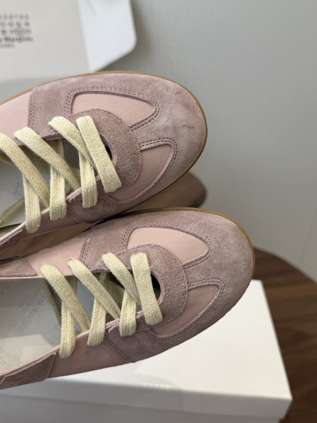Maison Margiela26ss夏季新款芭蕾德训鞋这款芭蕾风德训鞋，以品牌标志性的柔美元素为基底，