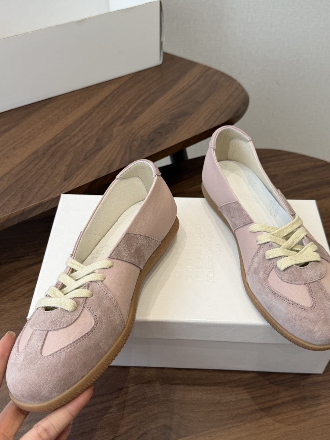 Maison Margiela26ss夏季新款芭蕾德训鞋这款芭蕾风德训鞋，以品牌标志性的柔美元素为基底，
