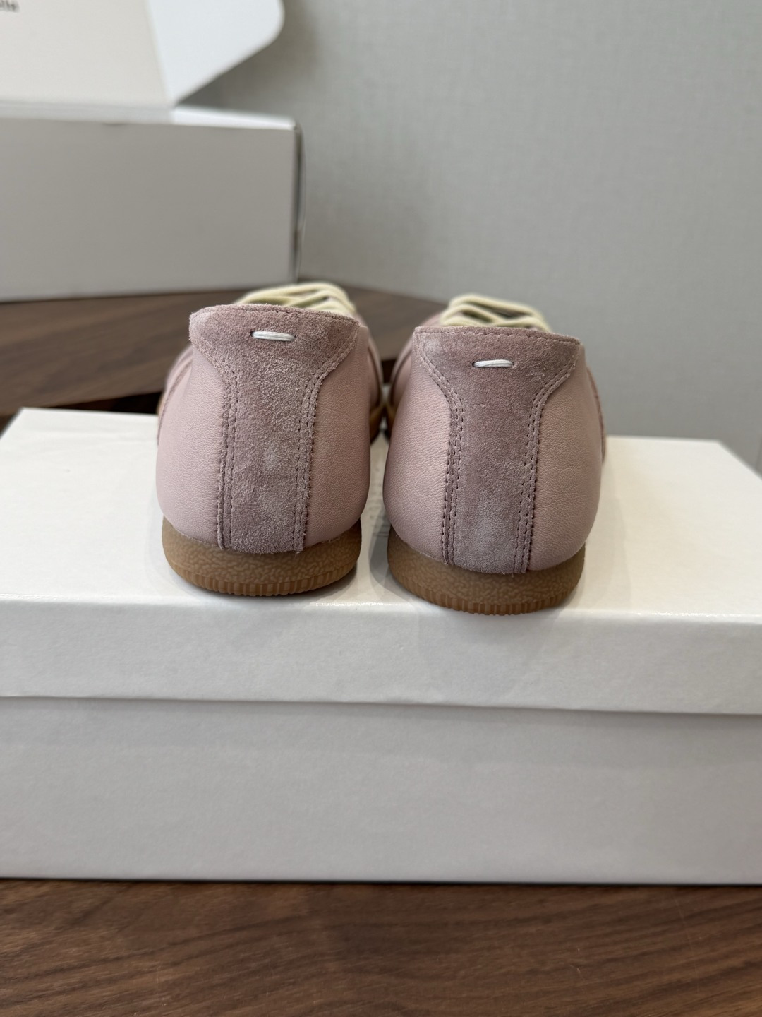 Maison Margiela26ss夏季新款芭蕾德训鞋这款芭蕾风德训鞋，以品牌标志性的柔美元素为基底，
