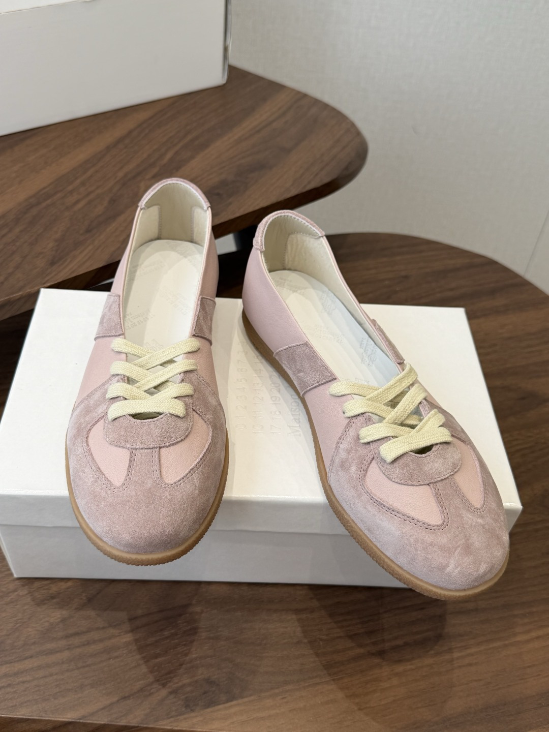 Maison Margiela26ss夏季新款芭蕾德训鞋这款芭蕾风德训鞋，以品牌标志性的柔美元素为基底，