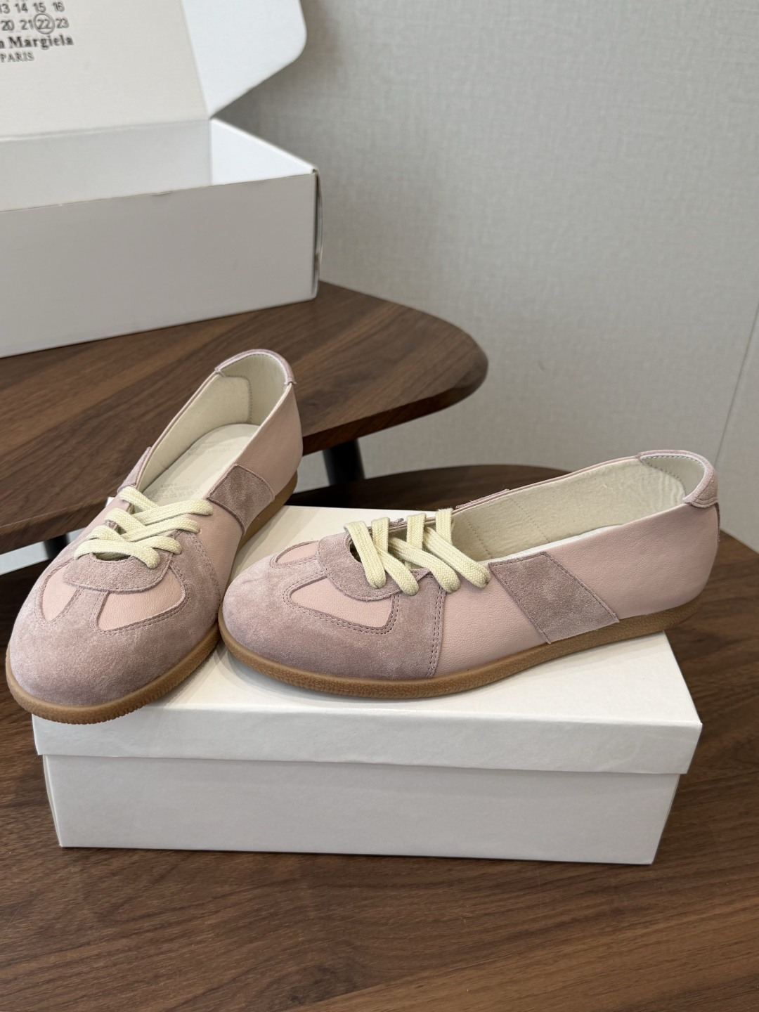 Maison Margiela26ss夏季新款芭蕾德训鞋这款芭蕾风德训鞋，以品牌标志性的柔美元素为基底，