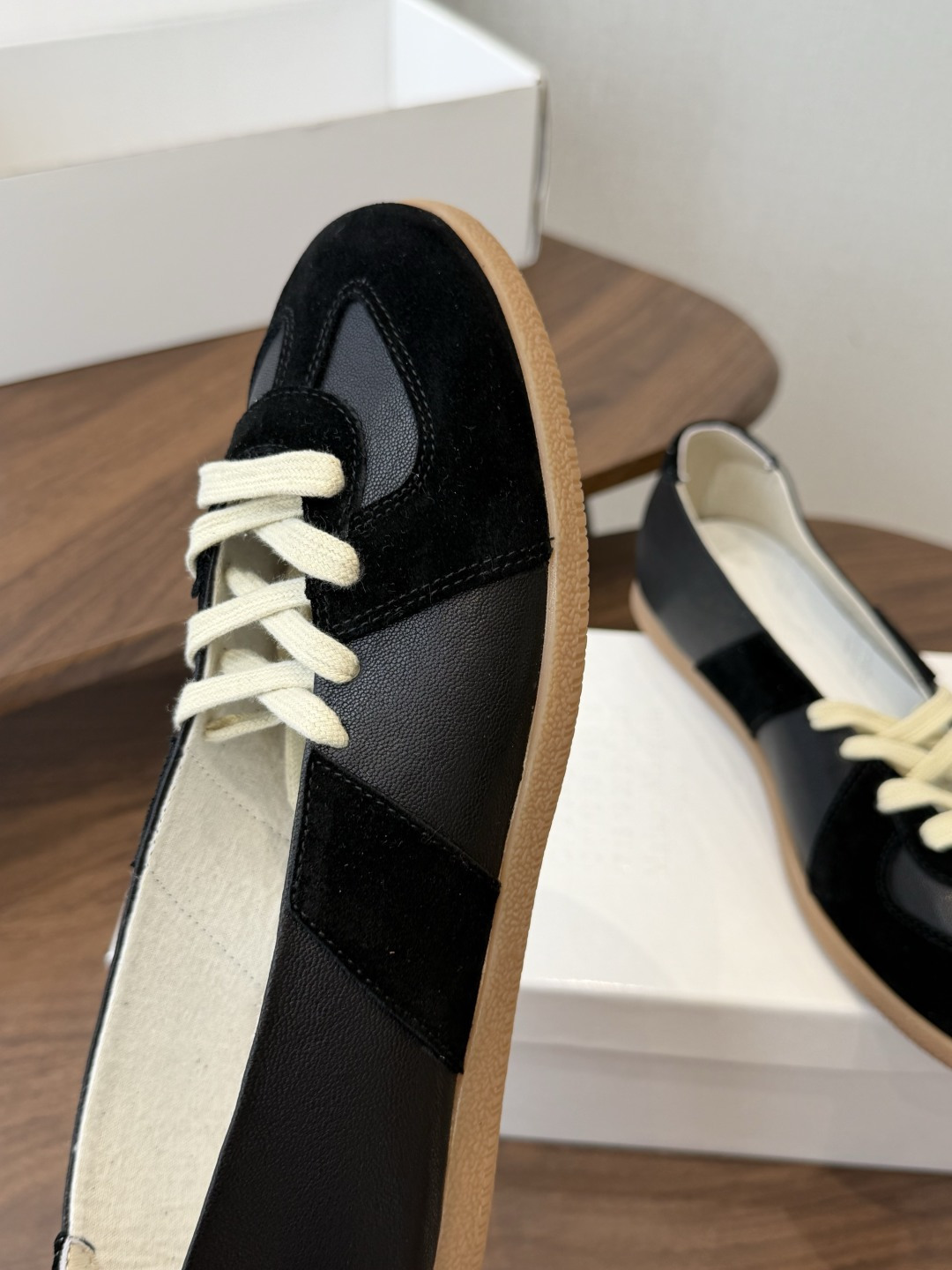 Maison Margiela26ss夏季新款芭蕾德训鞋这款芭蕾风德训鞋，以品牌标志性的柔美元素为基底，