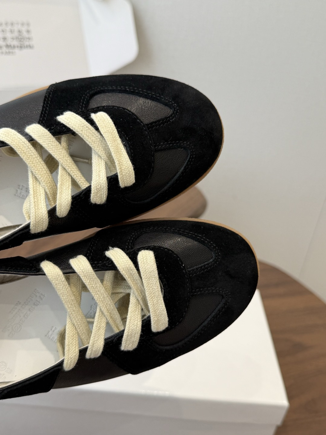 Maison Margiela26ss夏季新款芭蕾德训鞋这款芭蕾风德训鞋，以品牌标志性的柔美元素为基底，