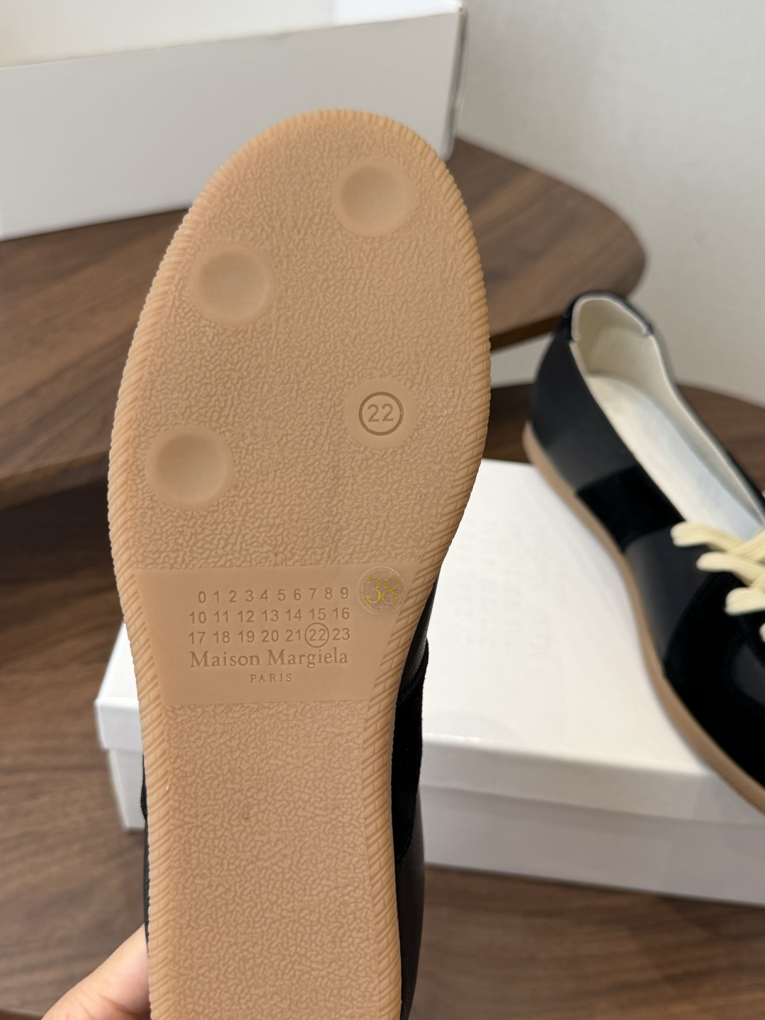 Maison Margiela26ss夏季新款芭蕾德训鞋这款芭蕾风德训鞋，以品牌标志性的柔美元素为基底，