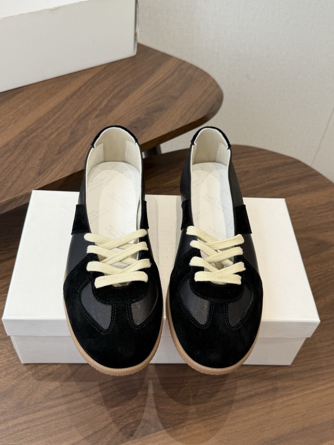 Maison Margiela26ss夏季新款芭蕾德训鞋这款芭蕾风德训鞋，以品牌标志性的柔美元素为基底，
