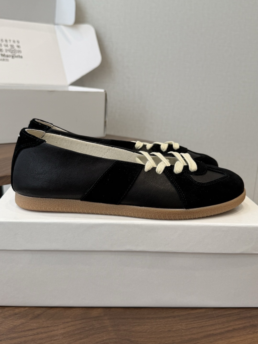 Maison Margiela26ss夏季新款芭蕾德训鞋这款芭蕾风德训鞋，以品牌标志性的柔美元素为基底，
