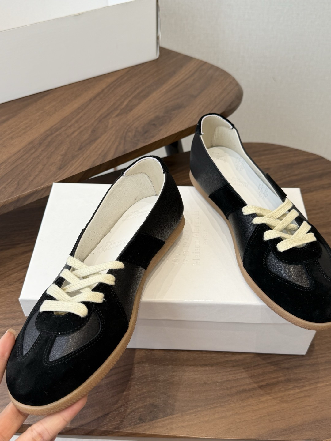 Maison Margiela26ss夏季新款芭蕾德训鞋这款芭蕾风德训鞋，以品牌标志性的柔美元素为基底，