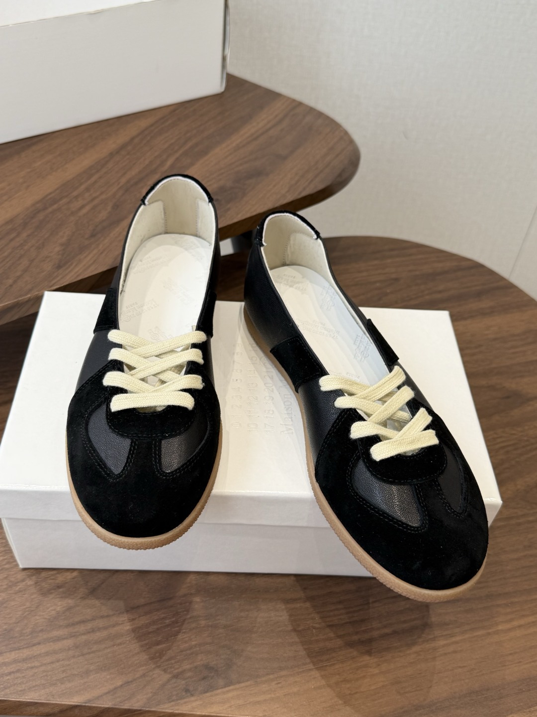 Maison Margiela26ss夏季新款芭蕾德训鞋这款芭蕾风德训鞋，以品牌标志性的柔美元素为基底，
