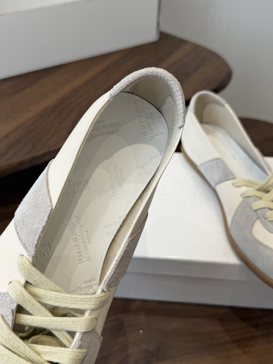 Maison Margiela26ss夏季新款芭蕾德训鞋这款芭蕾风德训鞋，以品牌标志性的柔美元素为基底，