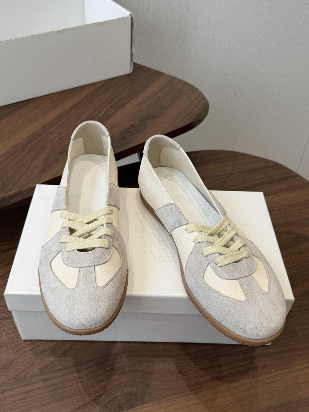 Maison Margiela26ss夏季新款芭蕾德训鞋这款芭蕾风德训鞋，以品牌标志性的柔美元素为基底，