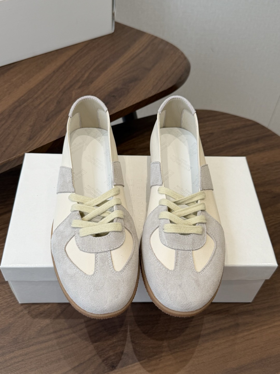 Maison Margiela26ss夏季新款芭蕾德训鞋这款芭蕾风德训鞋，以品牌标志性的柔美元素为基底，