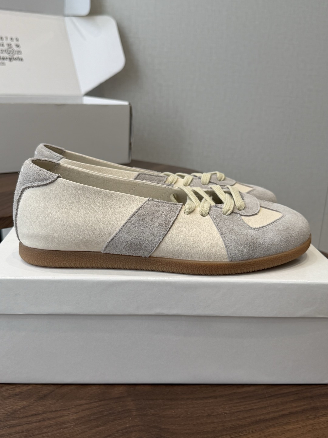 Maison Margiela26ss夏季新款芭蕾德训鞋这款芭蕾风德训鞋，以品牌标志性的柔美元素为基底，