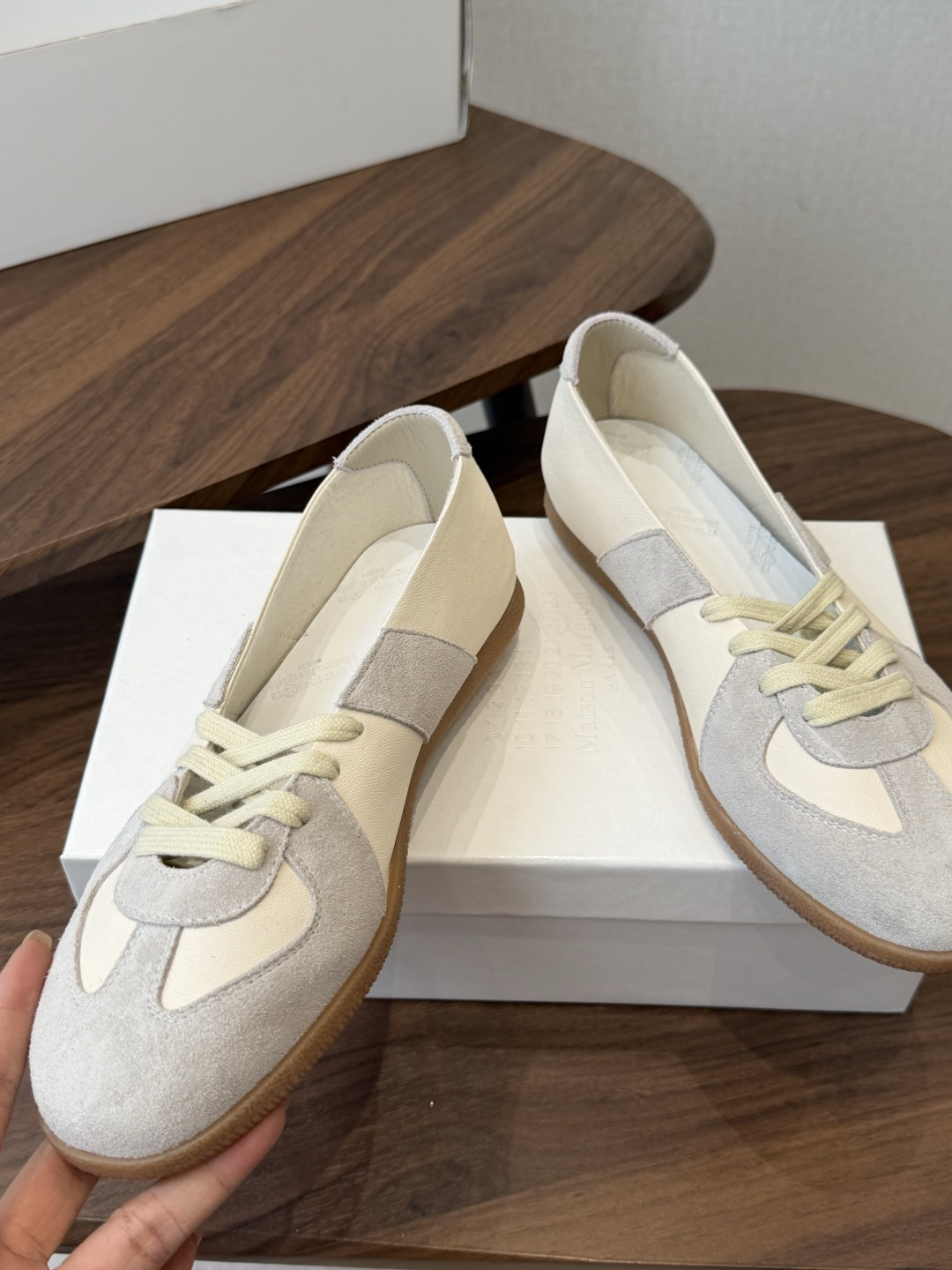 Maison Margiela26ss夏季新款芭蕾德训鞋这款芭蕾风德训鞋，以品牌标志性的柔美元素为基底，
