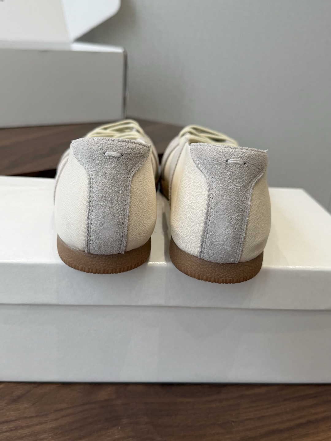 Maison Margiela26ss夏季新款芭蕾德训鞋这款芭蕾风德训鞋，以品牌标志性的柔美元素为基底，
