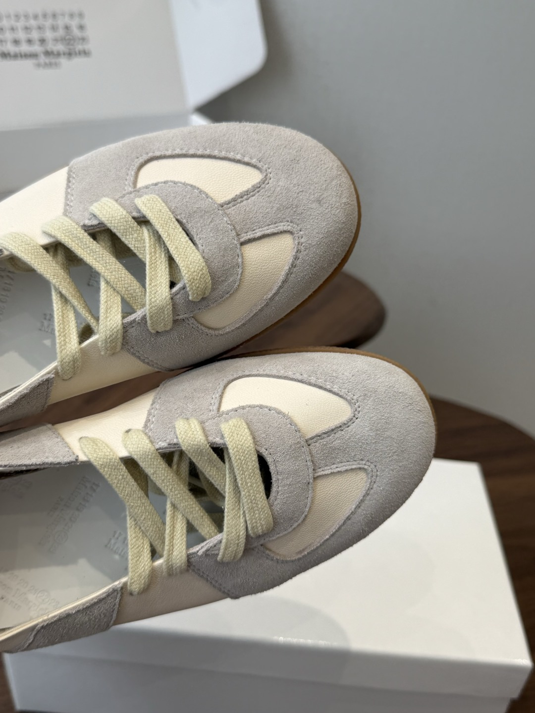Maison Margiela26ss夏季新款芭蕾德训鞋这款芭蕾风德训鞋，以品牌标志性的柔美元素为基底，