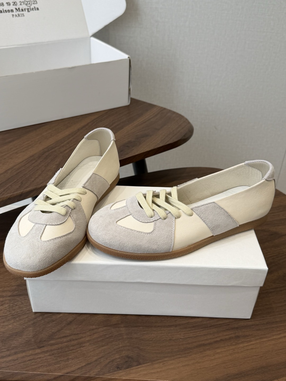 Maison Margiela26ss夏季新款芭蕾德训鞋这款芭蕾风德训鞋，以品牌标志性的柔美元素为基底，