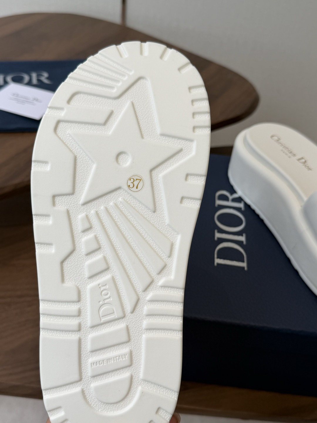 莞产Dior 迪奥 26ss 夏季高版本新款 厚底拖鞋简约超级百搭. 上脚完美奢华可任意搭配春夏服饰. 