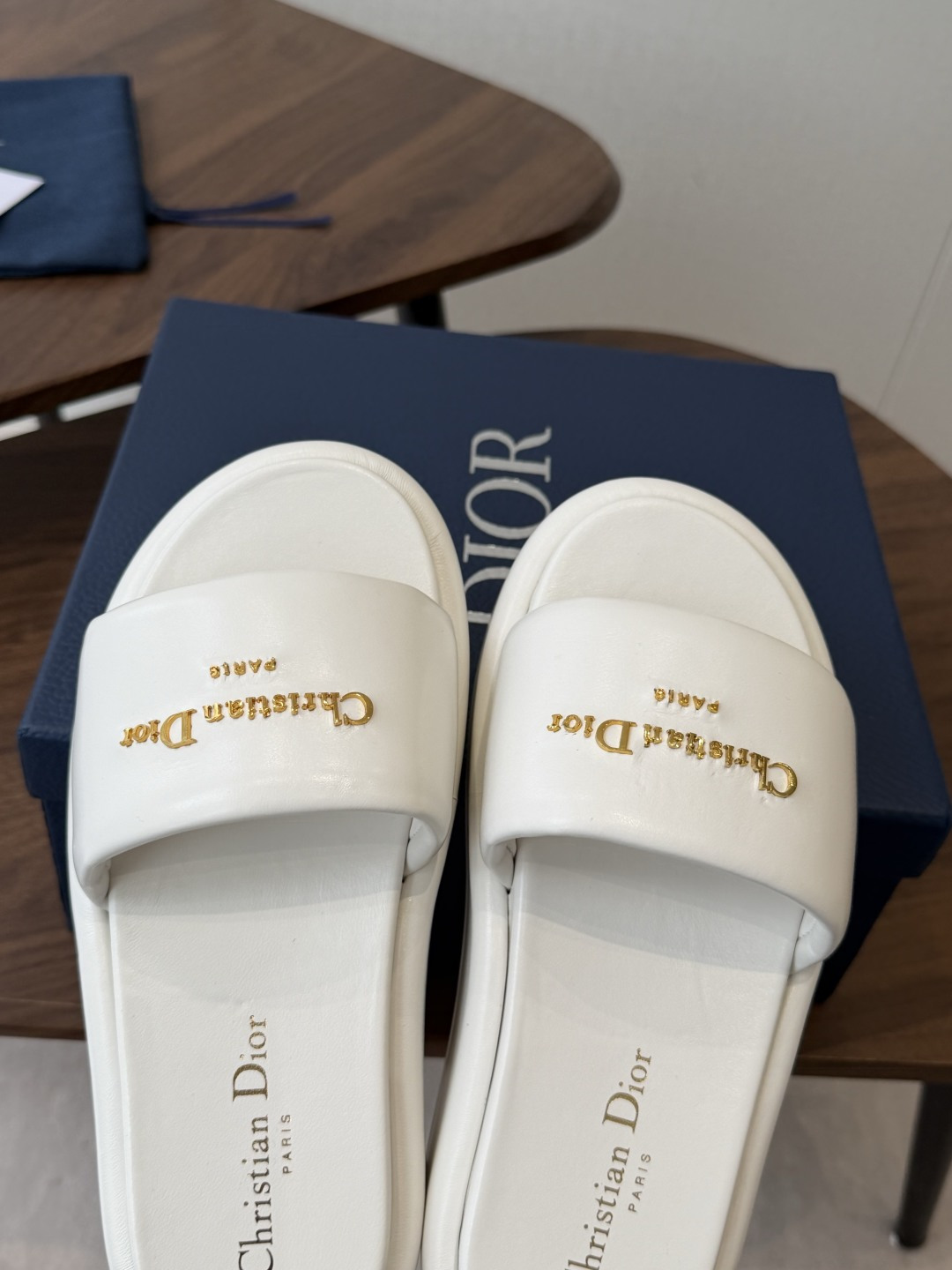 莞产Dior 迪奥 26ss 夏季高版本新款 厚底拖鞋简约超级百搭. 上脚完美奢华可任意搭配春夏服饰. 