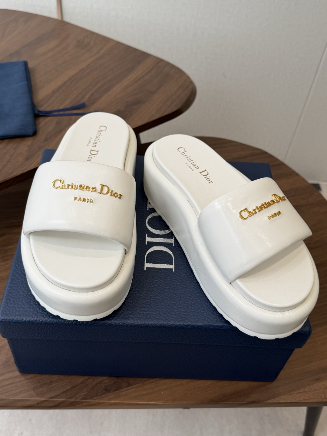 莞产Dior 迪奥 26ss 夏季高版本新款 厚底拖鞋简约超级百搭. 上脚完美奢华可任意搭配春夏服饰. 