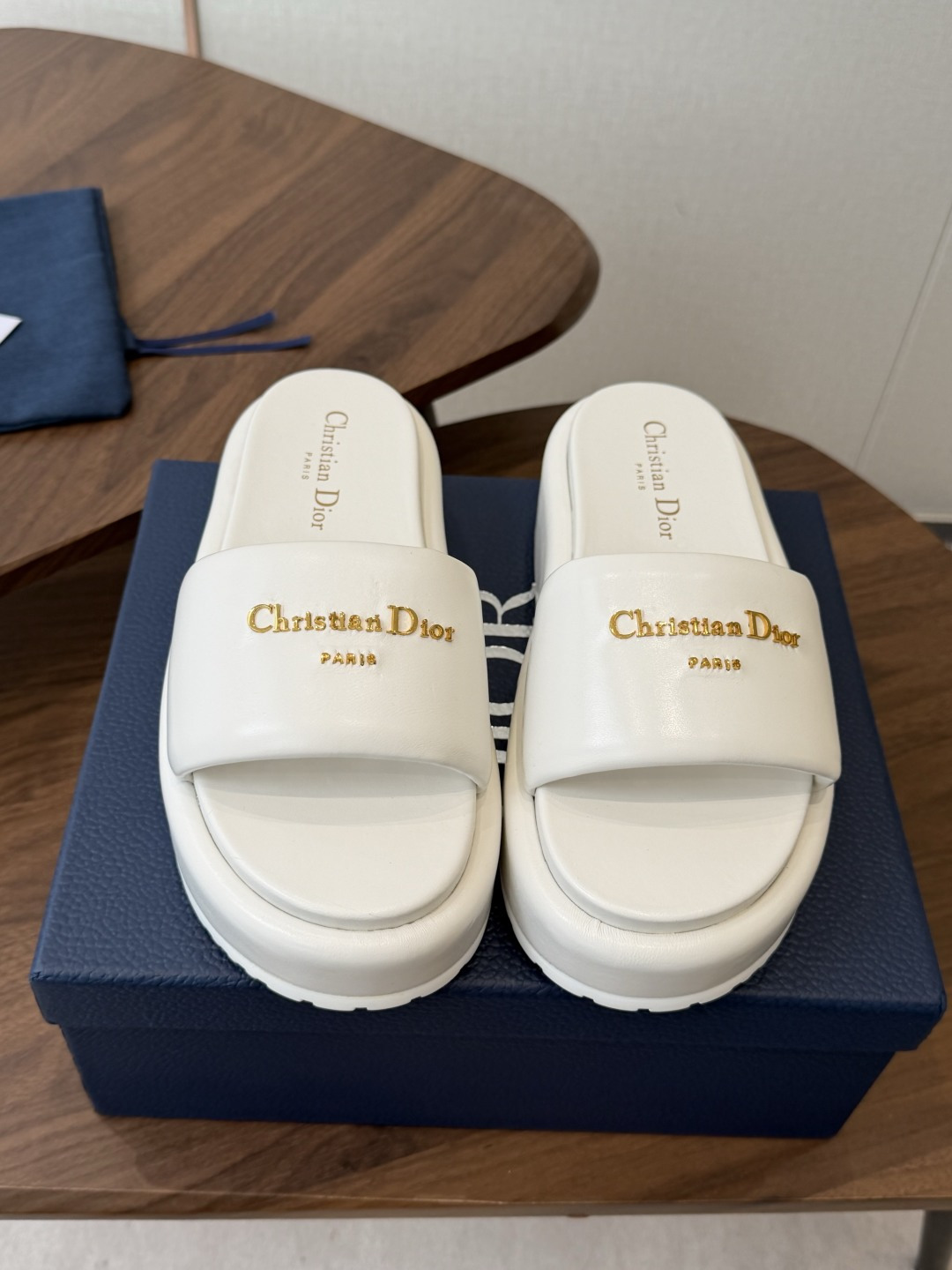 莞产Dior 迪奥 26ss 夏季高版本新款 厚底拖鞋简约超级百搭. 上脚完美奢华可任意搭配春夏服饰. 
