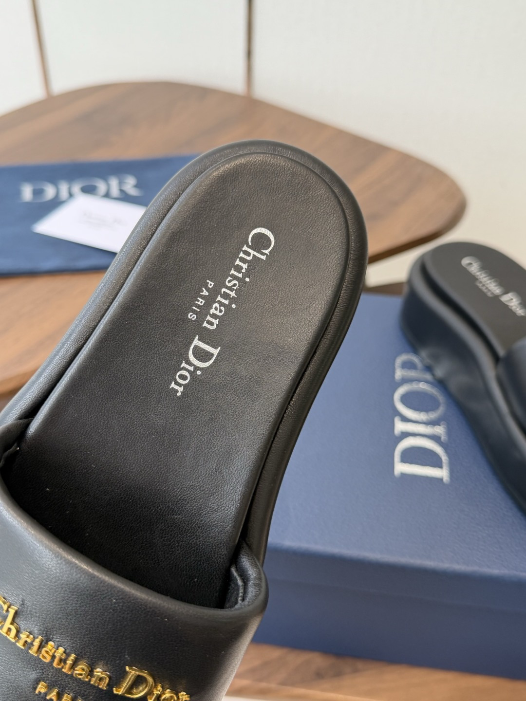 莞产Dior 迪奥 26ss 夏季高版本新款 厚底拖鞋简约超级百搭. 上脚完美奢华可任意搭配春夏服饰. 