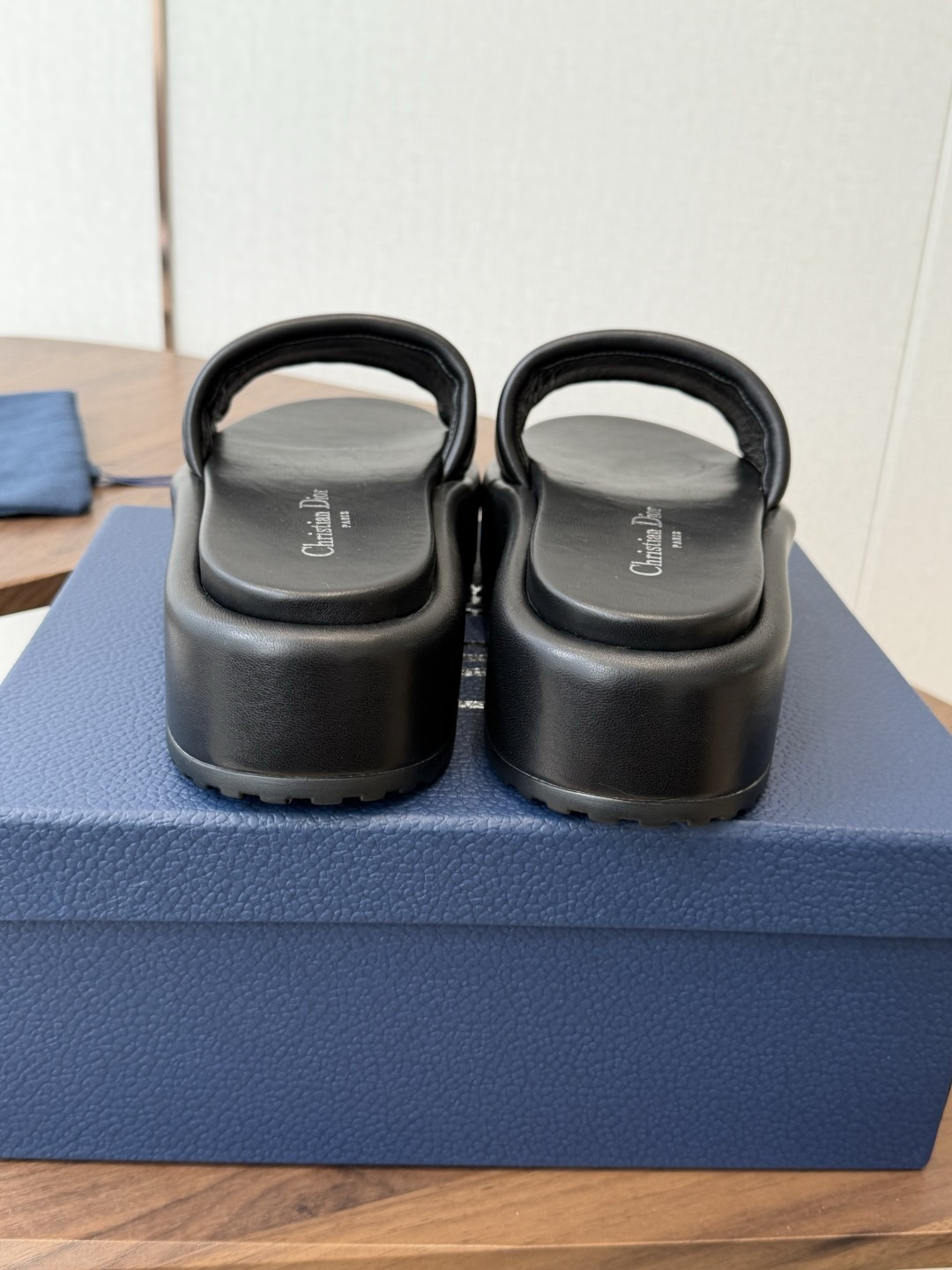 莞产Dior 迪奥 26ss 夏季高版本新款 厚底拖鞋简约超级百搭. 上脚完美奢华可任意搭配春夏服饰. 