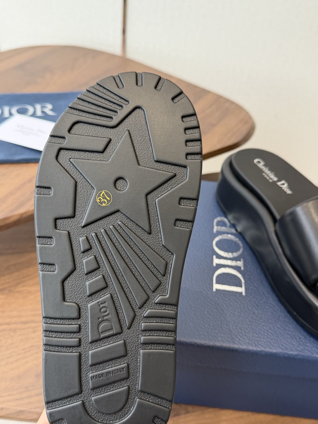 莞产Dior 迪奥 26ss 夏季高版本新款 厚底拖鞋简约超级百搭. 上脚完美奢华可任意搭配春夏服饰. 