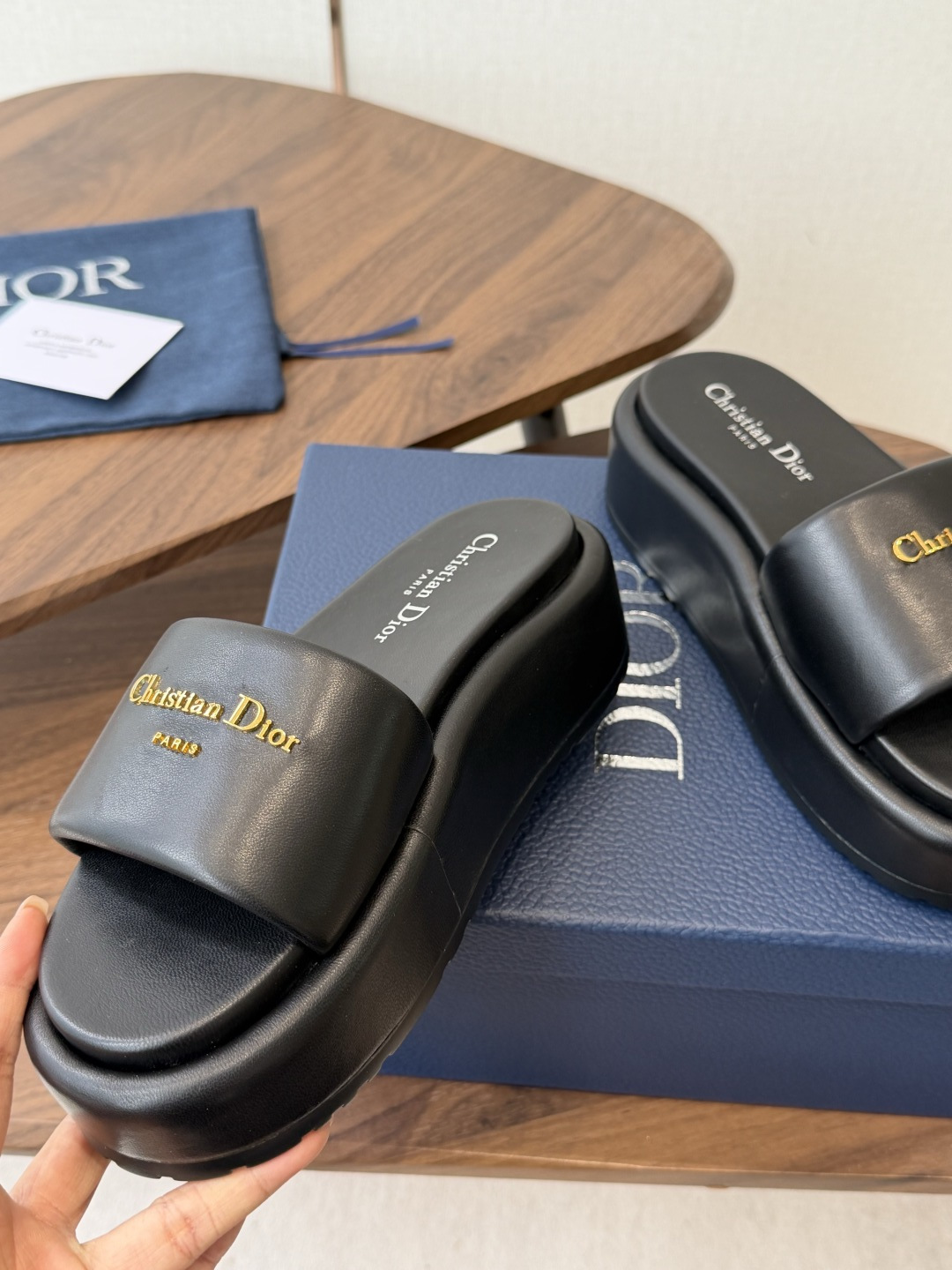 莞产Dior 迪奥 26ss 夏季高版本新款 厚底拖鞋简约超级百搭. 上脚完美奢华可任意搭配春夏服饰. 