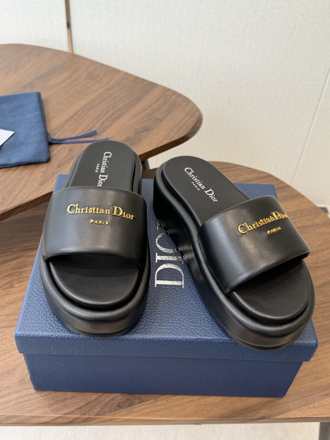莞产Dior 迪奥 26ss 夏季高版本新款 厚底拖鞋简约超级百搭. 上脚完美奢华可任意搭配春夏服饰. 