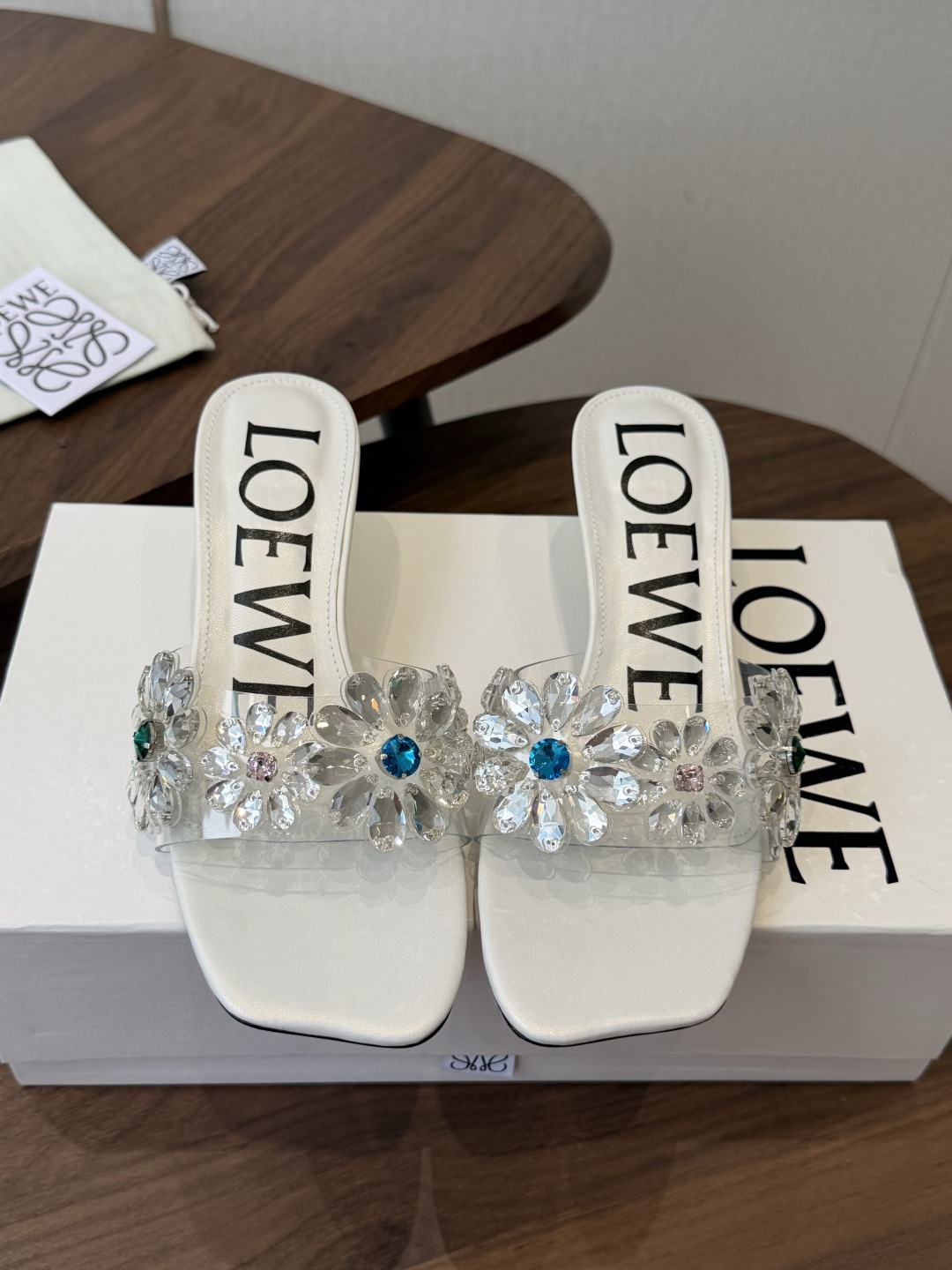 Loewe 罗意威 绝美水钻高跟拖鞋又美又嗲、水钻加花朵式设计让你在人群中一眼出挑搭配任何一件bling