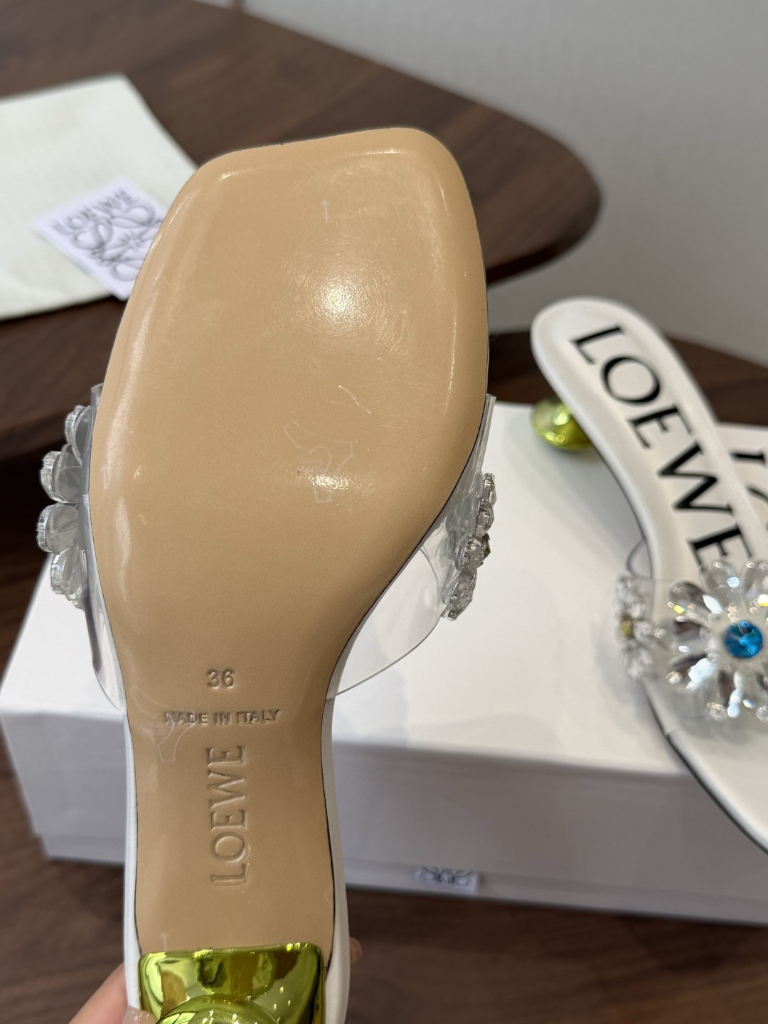 Loewe 罗意威 绝美水钻高跟拖鞋又美又嗲、水钻加花朵式设计让你在人群中一眼出挑搭配任何一件bling