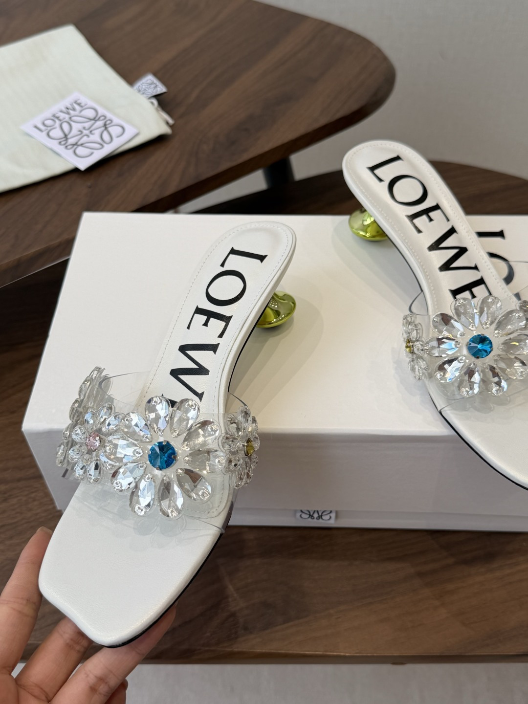 Loewe 罗意威 绝美水钻高跟拖鞋又美又嗲、水钻加花朵式设计让你在人群中一眼出挑搭配任何一件bling
