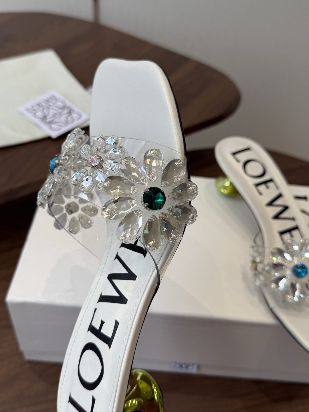 Loewe 罗意威 绝美水钻高跟拖鞋又美又嗲、水钻加花朵式设计让你在人群中一眼出挑搭配任何一件bling