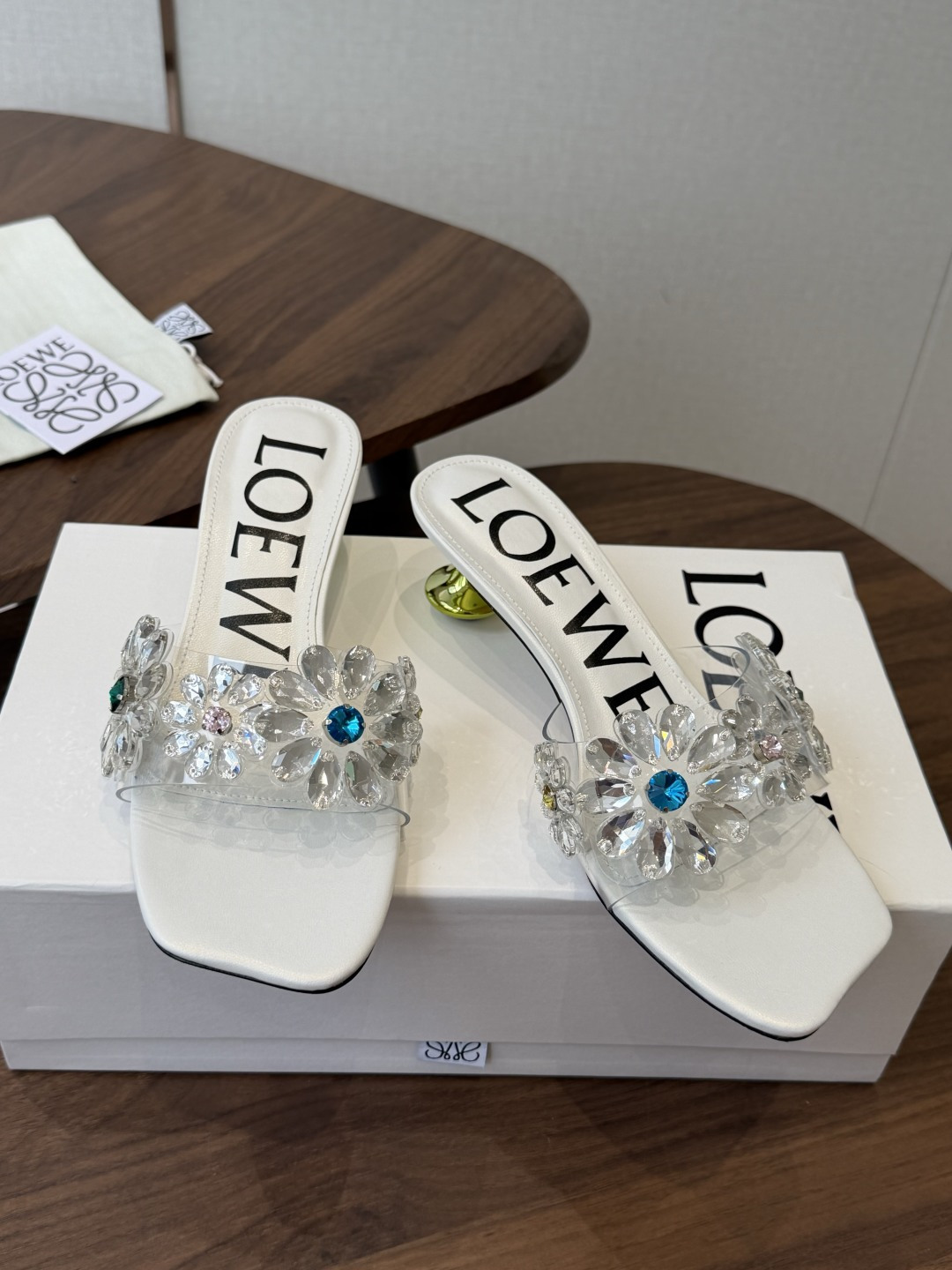 Loewe 罗意威 绝美水钻高跟拖鞋又美又嗲、水钻加花朵式设计让你在人群中一眼出挑搭配任何一件bling