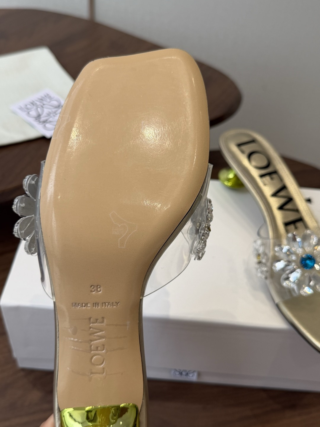 Loewe 罗意威 绝美水钻高跟拖鞋又美又嗲、水钻加花朵式设计让你在人群中一眼出挑搭配任何一件bling