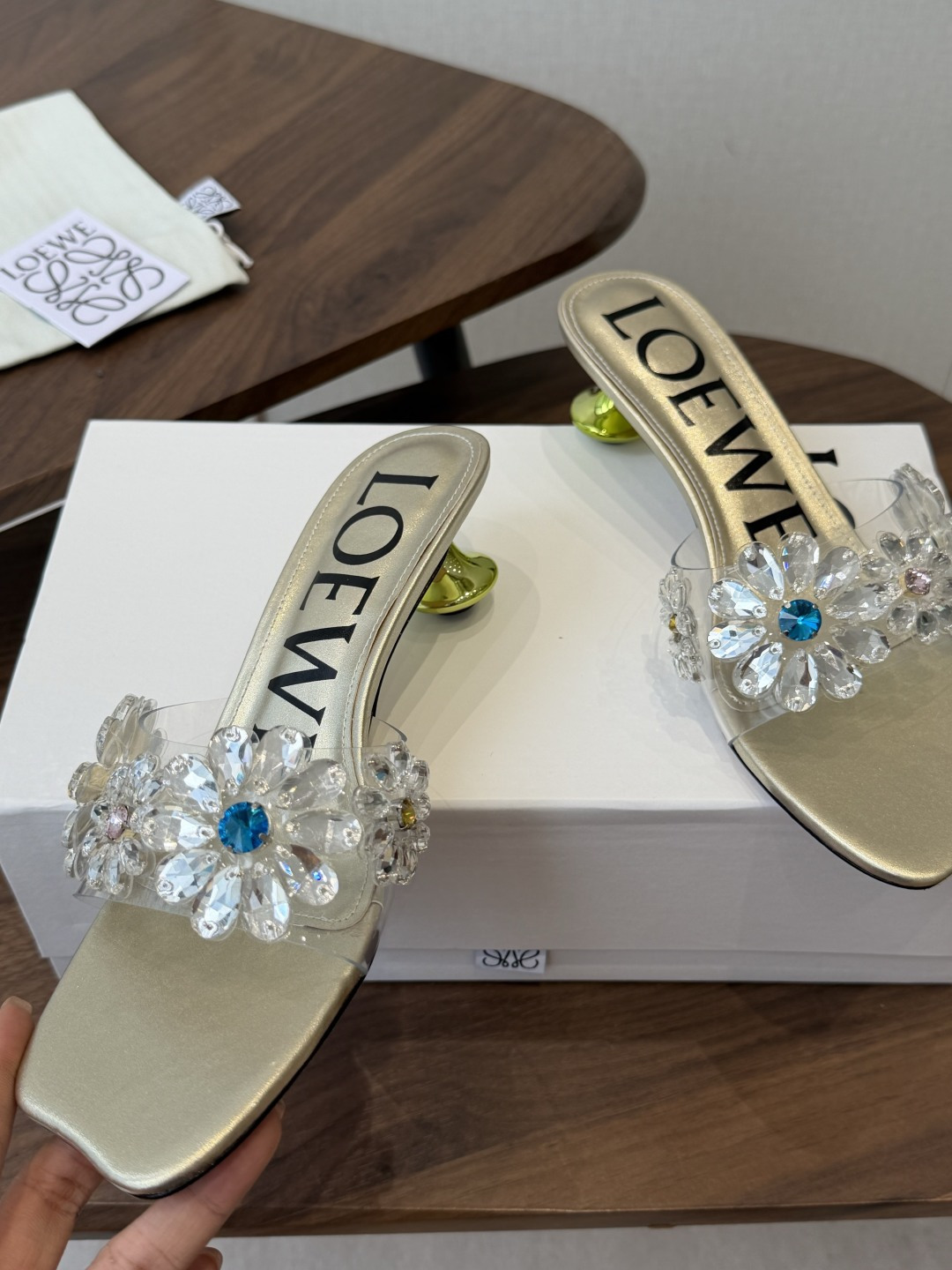 Loewe 罗意威 绝美水钻高跟拖鞋又美又嗲、水钻加花朵式设计让你在人群中一眼出挑搭配任何一件bling