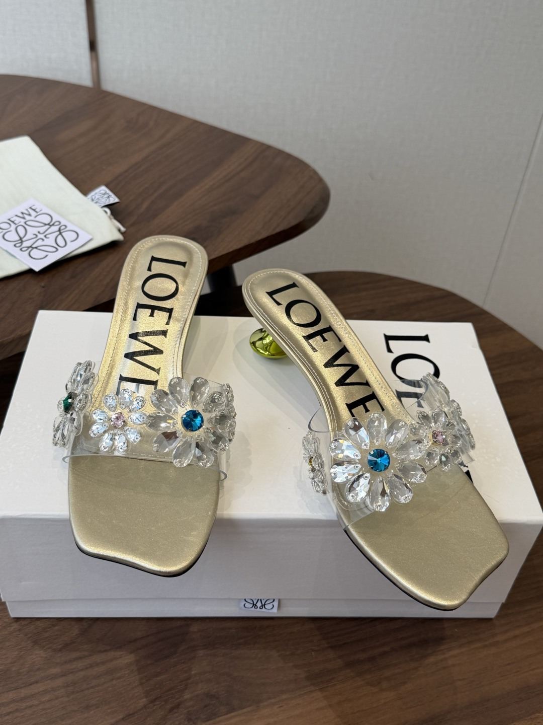 Loewe 罗意威 绝美水钻高跟拖鞋又美又嗲、水钻加花朵式设计让你在人群中一眼出挑搭配任何一件bling