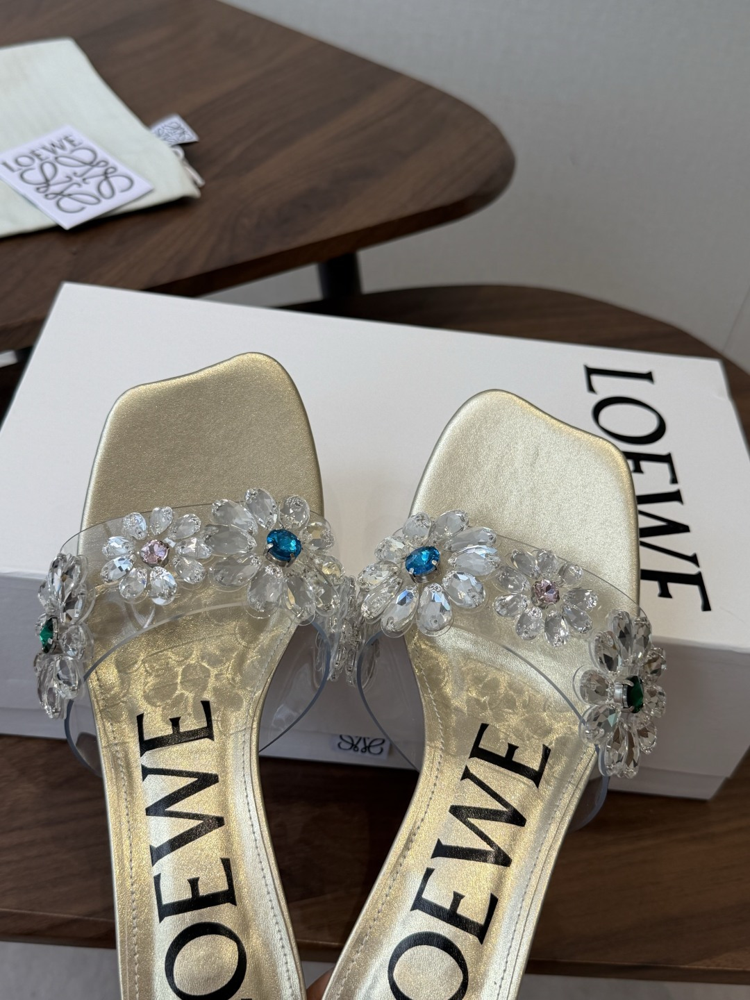 Loewe 罗意威 绝美水钻高跟拖鞋又美又嗲、水钻加花朵式设计让你在人群中一眼出挑搭配任何一件bling