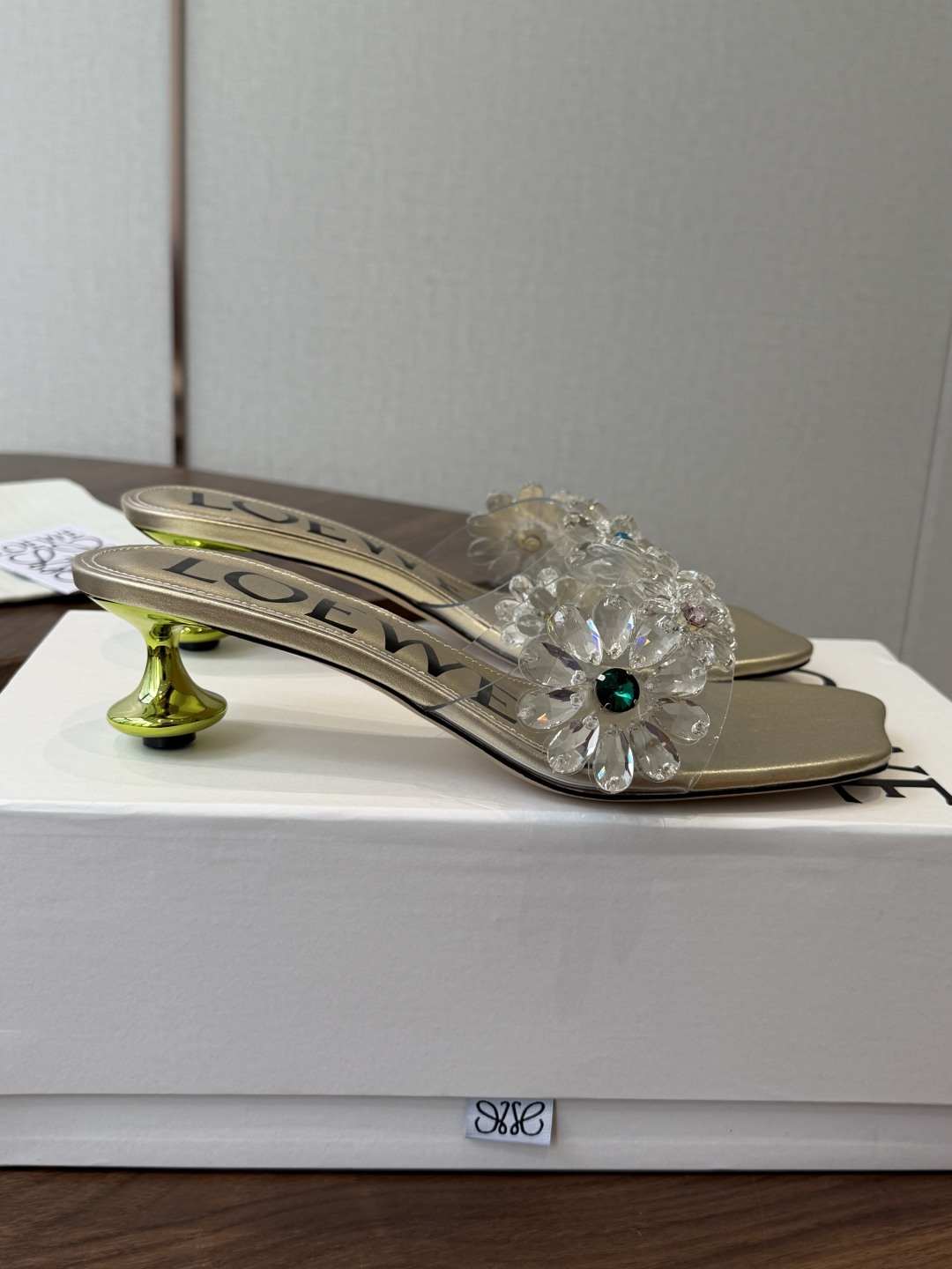 Loewe 罗意威 绝美水钻高跟拖鞋又美又嗲、水钻加花朵式设计让你在人群中一眼出挑搭配任何一件bling