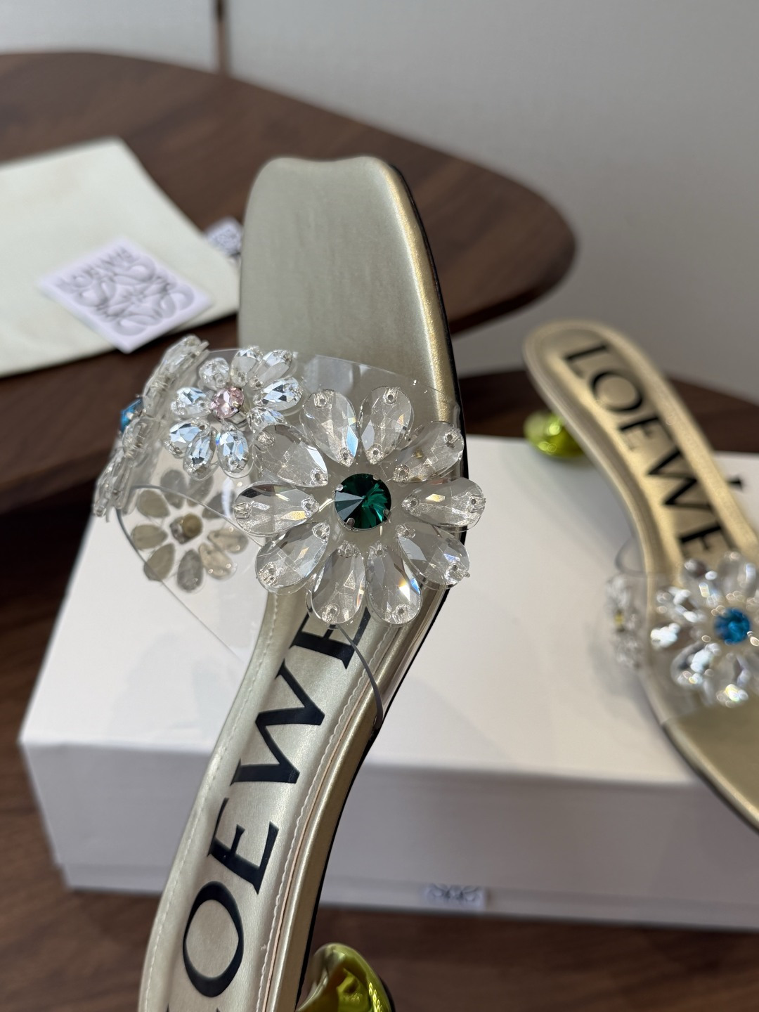 Loewe 罗意威 绝美水钻高跟拖鞋又美又嗲、水钻加花朵式设计让你在人群中一眼出挑搭配任何一件bling