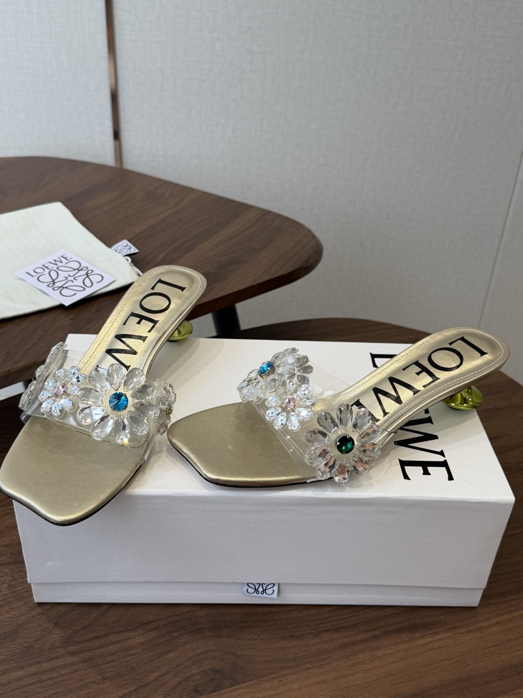 Loewe 罗意威 绝美水钻高跟拖鞋又美又嗲、水钻加花朵式设计让你在人群中一眼出挑搭配任何一件bling