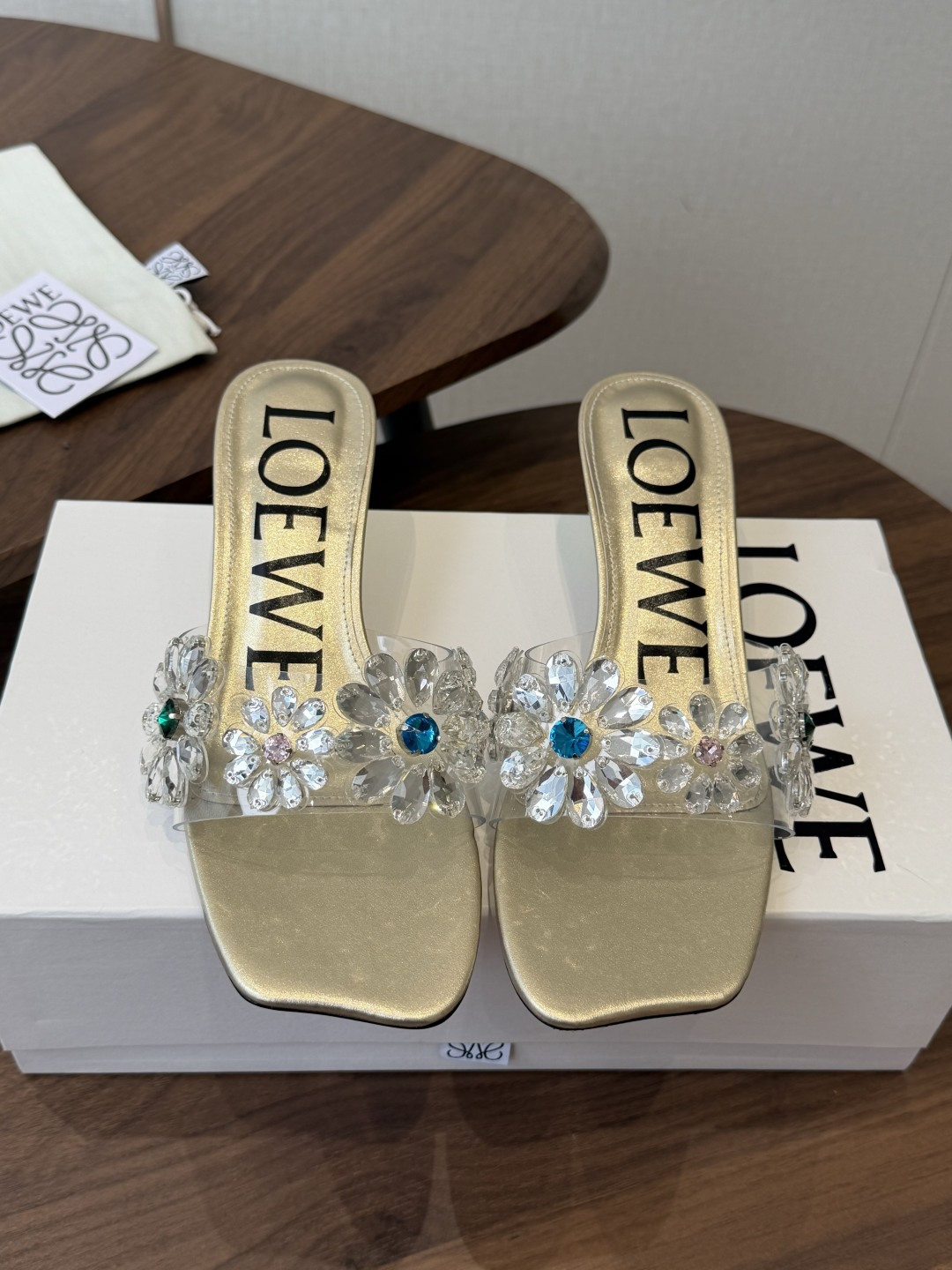 Loewe 罗意威 绝美水钻高跟拖鞋又美又嗲、水钻加花朵式设计让你在人群中一眼出挑搭配任何一件bling